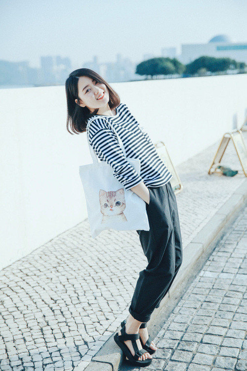 女子足球推广活动深入校园激发学生参与热情，以某大学推广足球活动为主题的简报